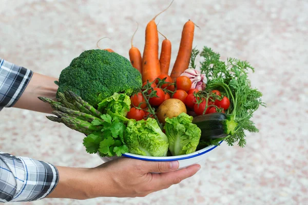 Meyve bahçesinden olgun sebzeler çiftçilerin elinde. Hasat konsepti, çiftlik, pazar, organik gıda teslimatı, sıfır atık, çevre dostu konsept.