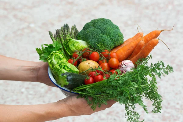 Meyve bahçesinden olgun sebzeler çiftçilerin elinde. Hasat konsepti, çiftlik, pazar, organik gıda teslimatı, sıfır atık, çevre dostu konsept.