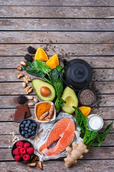 Sağlıklı beslenme, stres, anksiyete, kronik yorgunluk, depresyon giderme, azaltma, mutfak masasında dinlenme için iyi hissettirir. Üst görünüm düz arkaplan