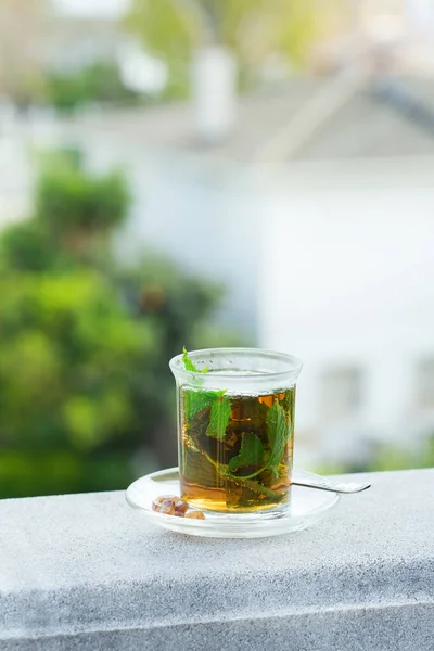 Stres, anksiyete, kronik yorgunluk, depresyon ve rahatlama için iç. Bir bardak kamış şekerli sıcak nane çayı, geleneksel Orta Doğu, Fas, Arap, bozkır içeceği..