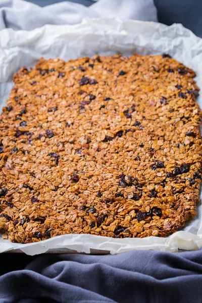 Sağlıklı beslenme, beslenme, zindelik, dengeli yemek, kahvaltı konsepti. Masadaki malzemelerle ev yapımı müsli.