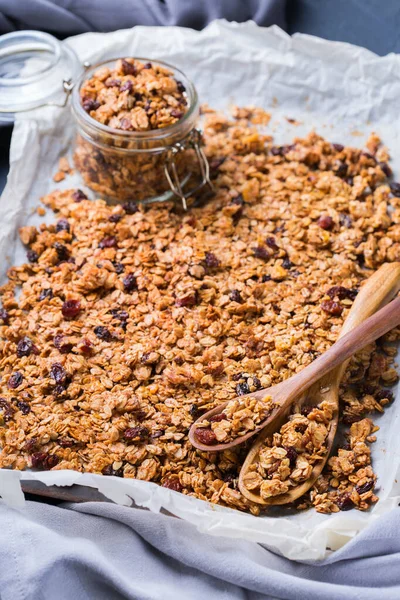 Sağlıklı beslenme, beslenme, zindelik, dengeli yemek, kahvaltı konsepti. Masadaki malzemelerle ev yapımı müsli.