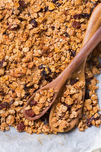 Sağlıklı beslenme, beslenme, zindelik, dengeli yemek, kahvaltı konsepti. Masadaki malzemelerle ev yapımı müsli. Üst görünüm düz arkaplan 