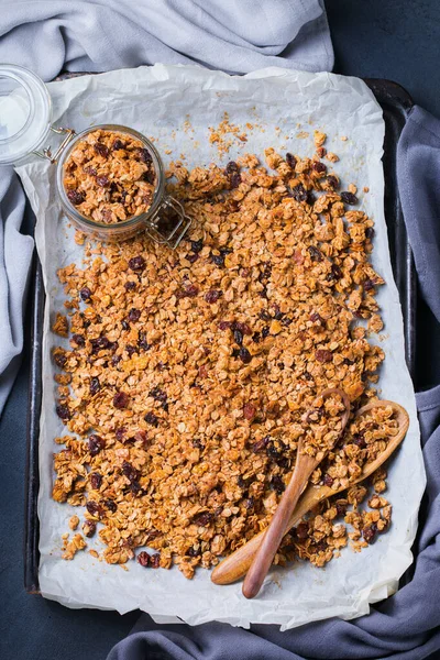Sağlıklı beslenme, beslenme, zindelik, dengeli yemek, kahvaltı konsepti. Masadaki malzemelerle ev yapımı müsli.