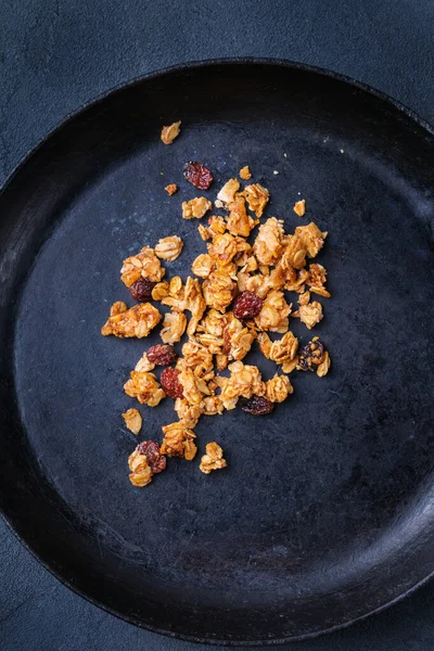 Sağlıklı beslenme, beslenme, zindelik, dengeli yemek, kahvaltı konsepti. Masadaki malzemelerle ev yapımı müsli. Üst görünüm düz arkaplan 
