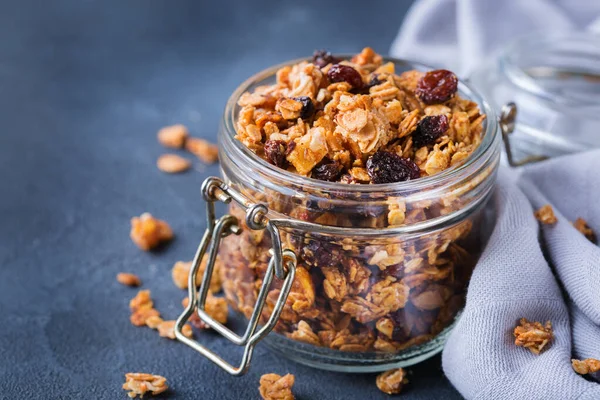 Sağlıklı beslenme, beslenme, zindelik, dengeli yemek, kahvaltı konsepti. Masadaki malzemelerle ev yapımı müsli.