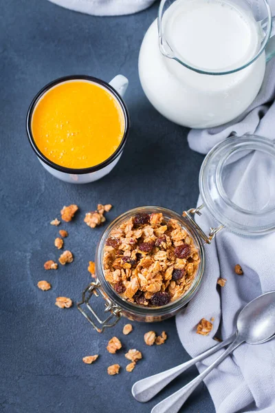 Sağlıklı beslenme, beslenme, zindelik, dengeli yemek, kahvaltı konsepti. Masadaki malzemelerle ev yapımı müsli. Üst görünüm düz arkaplan 