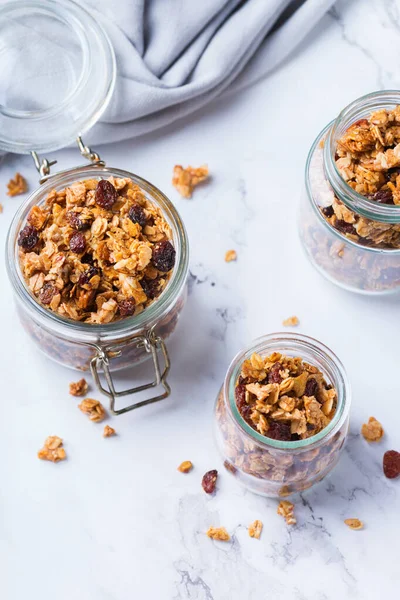 Sağlıklı beslenme, beslenme, zindelik, dengeli yemek, kahvaltı konsepti. Masadaki malzemelerle ev yapımı müsli.