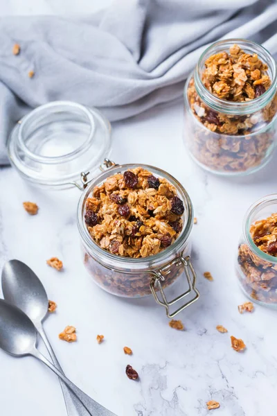 Sağlıklı beslenme, beslenme, zindelik, dengeli yemek, kahvaltı konsepti. Masadaki malzemelerle ev yapımı müsli.