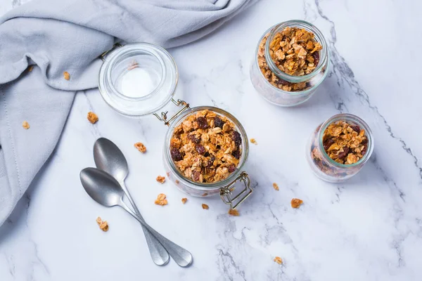Sağlıklı beslenme, beslenme, zindelik, dengeli yemek, kahvaltı konsepti. Masadaki malzemelerle ev yapımı müsli. Üst görünüm düz arkaplan 