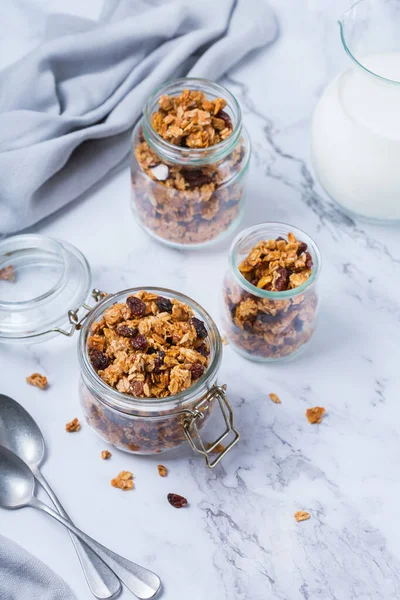 Sağlıklı beslenme, beslenme, zindelik, dengeli yemek, kahvaltı konsepti. Masadaki malzemelerle ev yapımı müsli.