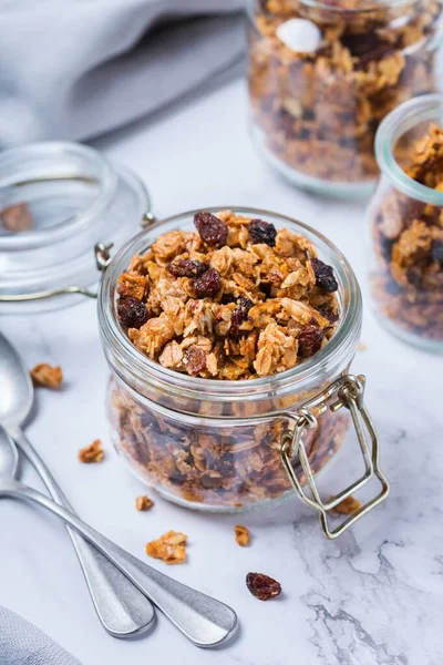 Sağlıklı beslenme, beslenme, zindelik, dengeli yemek, kahvaltı konsepti. Masadaki malzemelerle ev yapımı müsli.