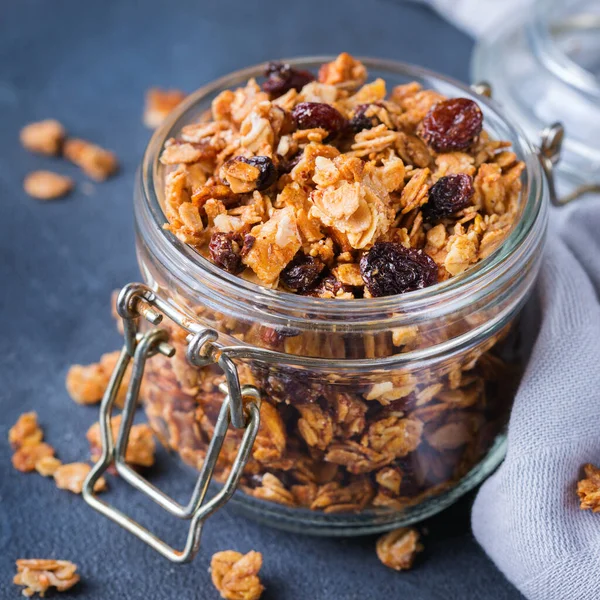 Sağlıklı beslenme, beslenme, zindelik, dengeli yemek, kahvaltı konsepti. Masadaki malzemelerle ev yapımı müsli.