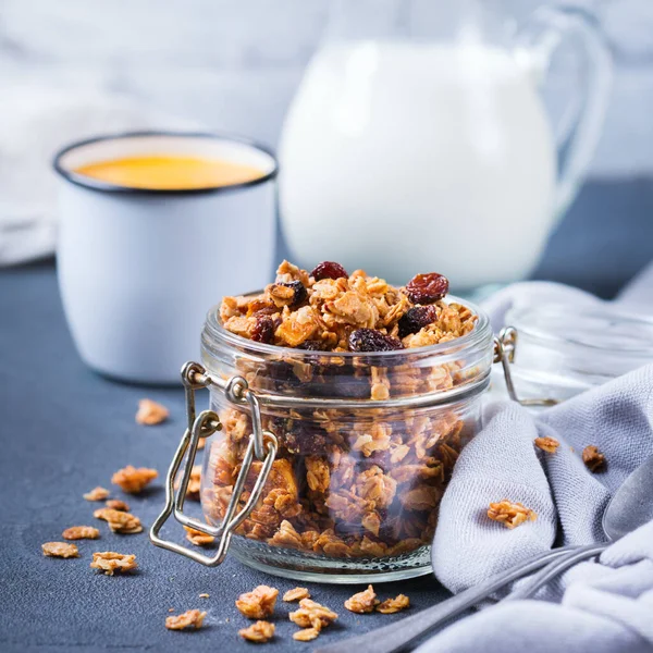 Sağlıklı beslenme, beslenme, zindelik, dengeli yemek, kahvaltı konsepti. Masadaki malzemelerle ev yapımı müsli.