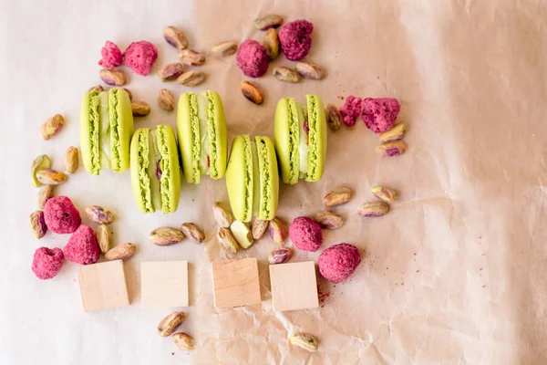 Composição Criativa Biscoitos Macarons Verdes Coloridos Doces Cheios Ganache Linha — Fotografia de Stock
