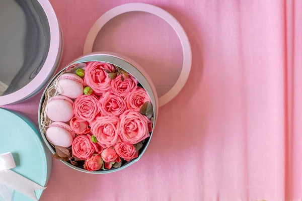 Caja Azul Con Flores Frescas Rosas Rosadas Macarrones Dulces Franceses — Foto de Stock