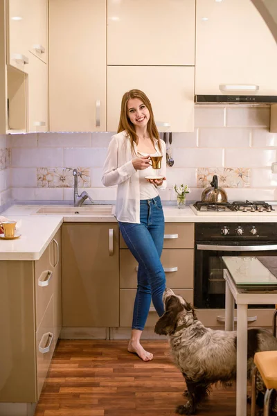 Mujer Sonriente Descanso Café Por Mañana Disfrutar Bebida Taza Oro —  Fotos de Stock