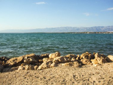 plaj, deniz ve dağlar