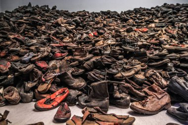 Ayakkabılar, gözlük ve eşyalar Auschwitz Birkenau 'da öldürülen insanlara ait. İmha kampı, Polonya' daki toplama kampı, Nazi toplama kampı, 2. Dünya Savaşı. Ölüm kampı. Hapishane yatakhaneleri. Soykırım Anıtı. 