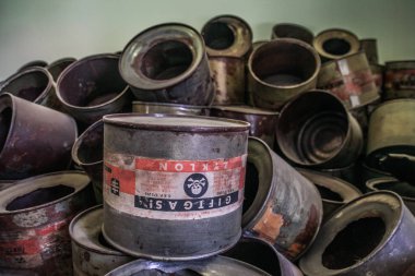 Ayakkabılar, gözlük ve eşyalar Auschwitz Birkenau 'da öldürülen insanlara ait. İmha kampı, Polonya' daki toplama kampı, Nazi toplama kampı, 2. Dünya Savaşı. Ölüm kampı. Hapishane yatakhaneleri. Soykırım Anıtı. 