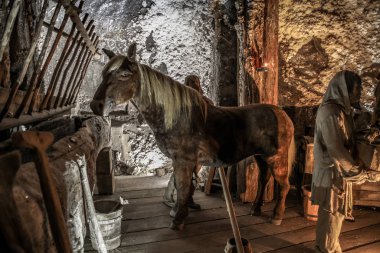 Krakow, Polonya yakınlarındaki Wieliczka Tuz Madeni 'nde. Yeraltı koridorları, göller ve merdivenler. Mayınlar. Polonya 'daki Unesco dünya mirası