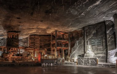 Krakow, Polonya yakınlarındaki Wieliczka Tuz Madeni 'nde. Yeraltı koridorları, göller ve merdivenler. Mayınlar. Polonya 'daki Unesco dünya mirası