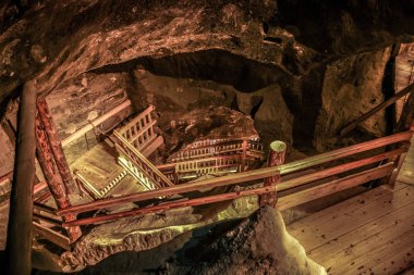 Krakow, Polonya yakınlarındaki Wieliczka Tuz Madeni 'nde. Yeraltı koridorları, göller ve merdivenler. Mayınlar. Polonya 'daki Unesco dünya mirası