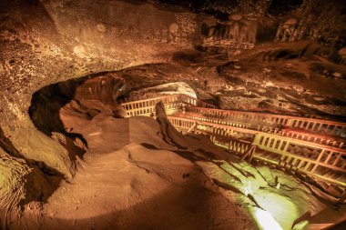 Krakow, Polonya yakınlarındaki Wieliczka Tuz Madeni 'nde. Yeraltı koridorları, göller ve merdivenler. Mayınlar. Polonya 'daki Unesco dünya mirası
