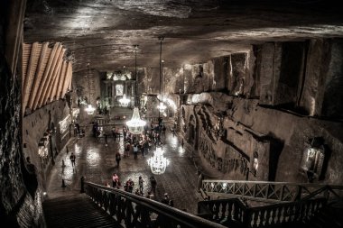 Krakow, Polonya yakınlarındaki Wieliczka Tuz Madeni 'nde. Yeraltı koridorları, göller ve merdivenler. Mayınlar. Polonya 'daki Unesco dünya mirası