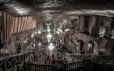 Krakow, Polonya yakınlarındaki Wieliczka Tuz Madeni 'nde. Yeraltı koridorları, göller ve merdivenler. Mayınlar. Polonya 'daki Unesco dünya mirası