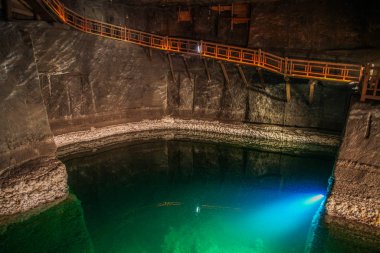 Krakow, Polonya yakınlarındaki Wieliczka Tuz Madeni 'nde. Yeraltı koridorları, göller ve merdivenler. Mayınlar. Polonya 'daki Unesco dünya mirası
