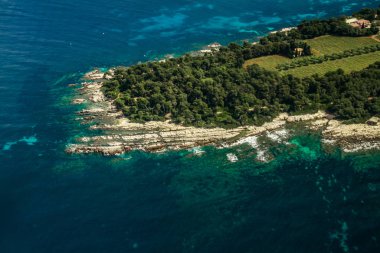 Cannes, Fransa. Cote d 'Azur. Cannes 'ın güzel panoramik manzarası. Cannes City 'de Fransız Riviera' sı ve yatları olan şehir manzarası. Uluslararası Film Festivali. Eski kasaba ve Cannes Limanı Le Vieux.