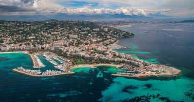 Cannes, Fransa. Cote d 'Azur. Cannes 'ın güzel panoramik manzarası. Cannes City 'de Fransız Riviera' sı ve yatları olan şehir manzarası. Uluslararası Film Festivali. Eski kasaba ve Cannes Limanı Le Vieux.