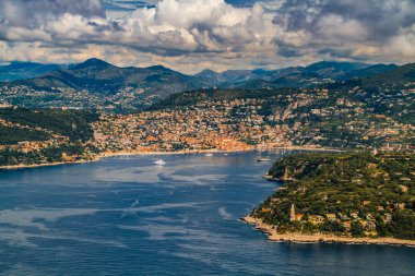 Güzel, France. Cote d 'Azur. Nice 'in güzel panoramik manzarası. Fransız Rivierası 'nın lüks tatil köyü. Sokaklar, tarihi binalar ve Nice şehrindeki plajlar. Lüks Akdeniz tatil beldesi manzarası. 