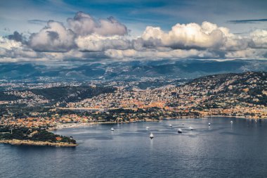 Güzel, France. Cote d 'Azur. Nice 'in güzel panoramik manzarası. Fransız Rivierası 'nın lüks tatil köyü. Sokaklar, tarihi binalar ve Nice şehrindeki plajlar. Lüks Akdeniz tatil beldesi manzarası. 