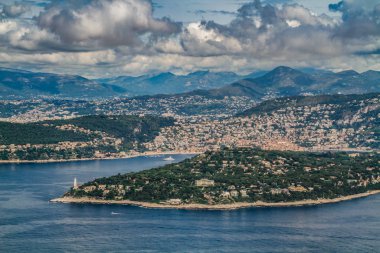 Güzel, France. Cote d 'Azur. Nice 'in güzel panoramik manzarası. Fransız Rivierası 'nın lüks tatil köyü. Sokaklar, tarihi binalar ve Nice şehrindeki plajlar. Lüks Akdeniz tatil beldesi manzarası. 