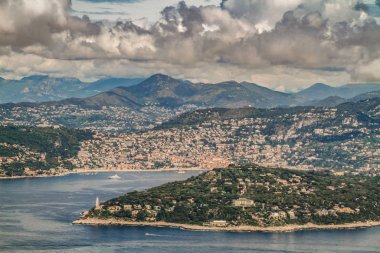 Güzel, France. Cote d 'Azur. Nice 'in güzel panoramik manzarası. Fransız Rivierası 'nın lüks tatil köyü. Sokaklar, tarihi binalar ve Nice şehrindeki plajlar. Lüks Akdeniz tatil beldesi manzarası. 