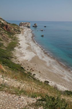 Petra-tou-Romiou, Kıbrıs, Kıbrıs, Akdeniz yakınlarındaki Afrodit 'in doğum yeri. Afrodit 'in plajı ve kayası, Paphos, Kıbrıs. Akdeniz 'deki deniz mağaraları, kayalar ve plajlar.