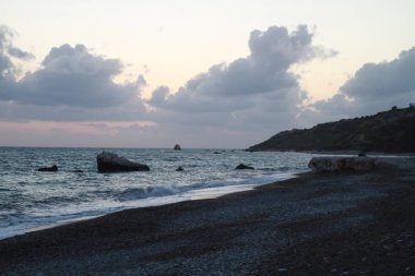 Petra-tou-Romiou, Kıbrıs, Kıbrıs, Akdeniz yakınlarındaki Afrodit 'in doğum yeri. Afrodit 'in plajı ve kayası, Paphos, Kıbrıs. Akdeniz 'deki deniz mağaraları, kayalar ve plajlar.