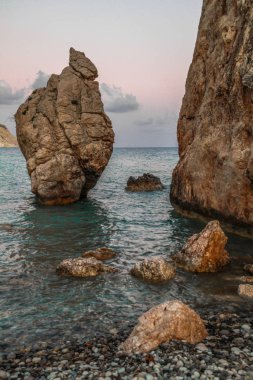 Petra-tou-Romiou, Kıbrıs, Kıbrıs, Akdeniz yakınlarındaki Afrodit 'in doğum yeri. Afrodit 'in plajı ve kayası, Paphos, Kıbrıs. Akdeniz 'deki deniz mağaraları, kayalar ve plajlar.