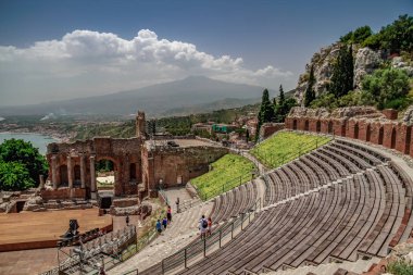 Etna Dağı, Sicilya - İtalya 'da Avrupa' nın en uzun aktif yanardağı 3329 metre. Etna volkanının geniş panoramik görüntüsü, yokuştaki sönmüş kraterler, volkanik aktivite izleri..