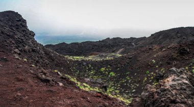 Etna Dağı, Sicilya - İtalya 'da Avrupa' nın en uzun aktif yanardağı 3329 metre. Etna volkanının geniş panoramik görüntüsü, yokuştaki sönmüş kraterler, volkanik aktivite izleri..