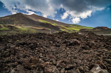 Etna Dağı, Sicilya - İtalya 'da Avrupa' nın en uzun aktif yanardağı 3329 metre. Etna volkanının geniş panoramik görüntüsü, yokuştaki sönmüş kraterler, volkanik aktivite izleri..