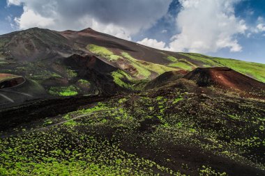 Etna Dağı, Sicilya - İtalya 'da Avrupa' nın en uzun aktif yanardağı 3329 metre. Etna volkanının geniş panoramik görüntüsü, yokuştaki sönmüş kraterler, volkanik aktivite izleri..
