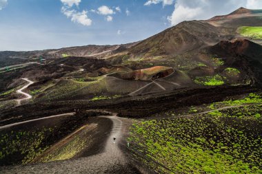 Etna Dağı, Sicilya - İtalya 'da Avrupa' nın en uzun aktif yanardağı 3329 metre. Etna volkanının geniş panoramik görüntüsü, yokuştaki sönmüş kraterler, volkanik aktivite izleri..