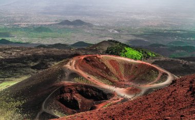 Etna Dağı, Sicilya - İtalya 'da Avrupa' nın en uzun aktif yanardağı 3329 metre. Etna volkanının geniş panoramik görüntüsü, yokuştaki sönmüş kraterler, volkanik aktivite izleri..
