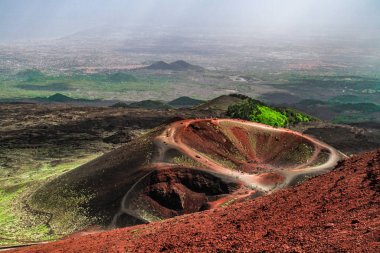 Etna Dağı, Sicilya - İtalya 'da Avrupa' nın en uzun aktif yanardağı 3329 metre. Etna volkanının geniş panoramik görüntüsü, yokuştaki sönmüş kraterler, volkanik aktivite izleri..