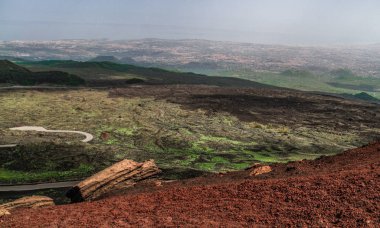 Etna Dağı, Sicilya - İtalya 'da Avrupa' nın en uzun aktif yanardağı 3329 metre. Etna volkanının geniş panoramik görüntüsü, yokuştaki sönmüş kraterler, volkanik aktivite izleri..