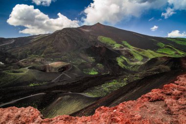 Etna Dağı, Sicilya - İtalya 'da Avrupa' nın en uzun aktif yanardağı 3329 metre. Etna volkanının geniş panoramik görüntüsü, yokuştaki sönmüş kraterler, volkanik aktivite izleri..