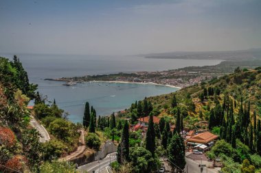 Taormina, Sicilya, İtalya. Güzel antik Taormina tiyatrosu. Antik Yunan tiyatrosu, önemli tarihi kalıntılar. Konferans salonundan Etna volkanı muhteşem görünüyor. Taormina 'nın muhteşem şehir manzarası.
